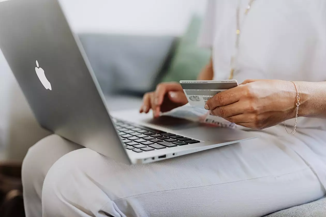 10 Benefits of Online Shopping for Busy Moms