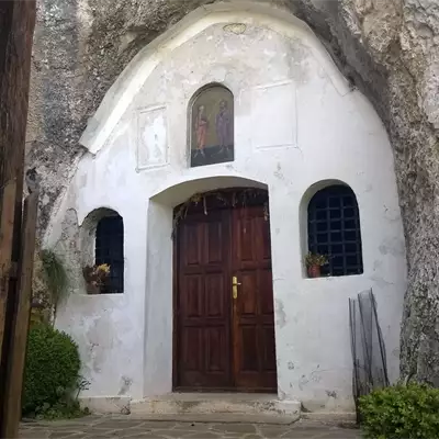 Pećinska crkva Svetog Petra i Pavla slika 1