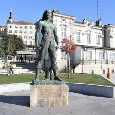 Spomenik obalskim radnicima slika 1