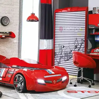 Moderna tinejdžerska soba u crvenim tonovima sa atraktivnim detaljima automobila i garaže