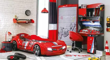 Moderna tinejdžerska soba u crvenim tonovima sa atraktivnim detaljima automobila i garaže