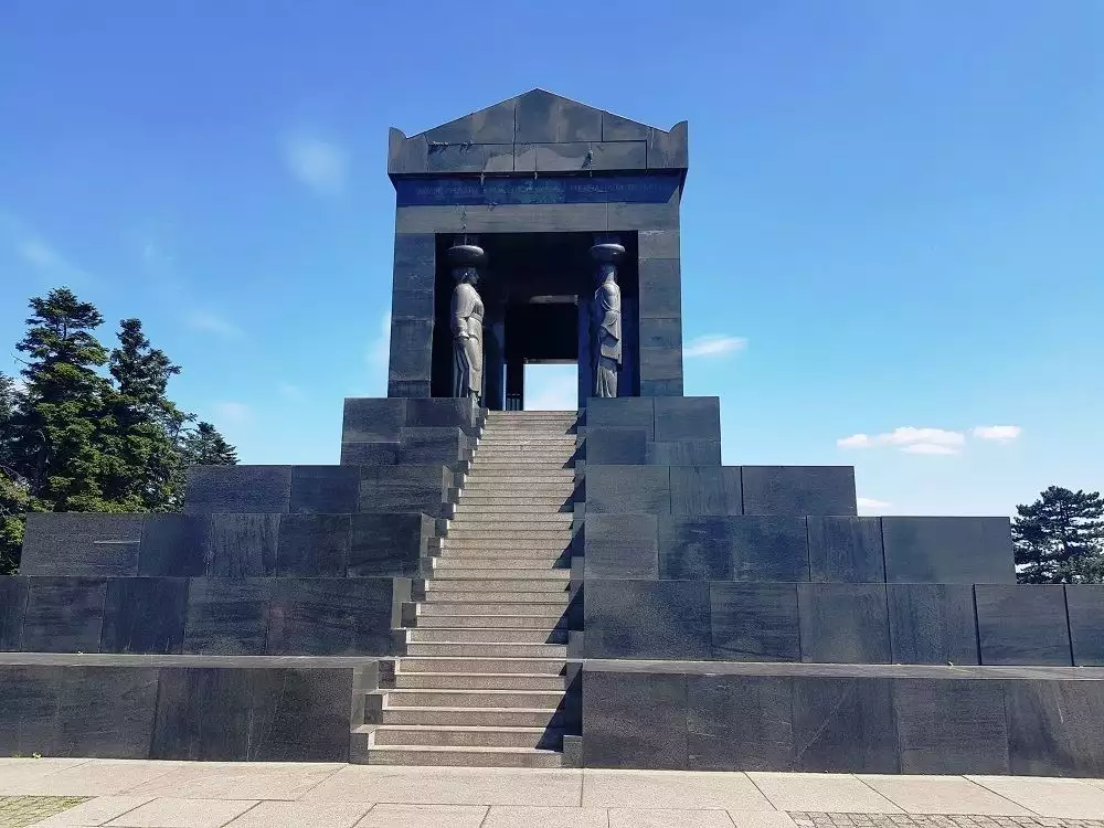 Spomenik Neznanom junaku na vrhu Avale