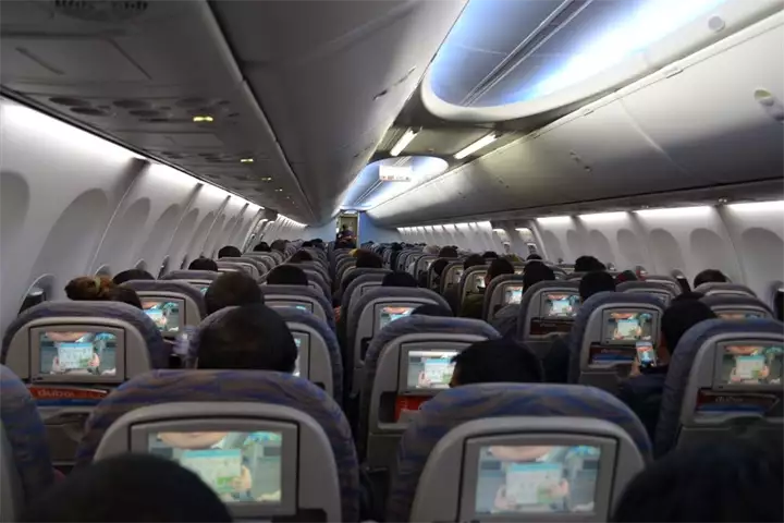 putnici u avionu