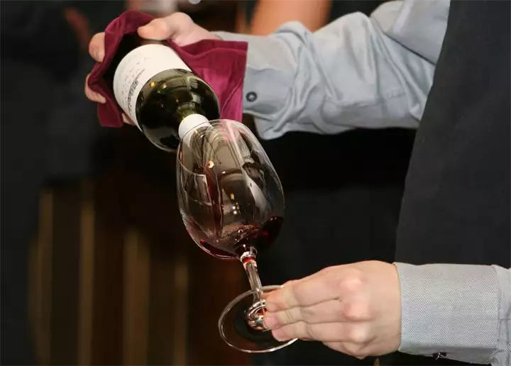 Posluzivanje_vina