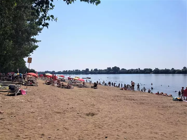 Gradska_plaza_u_Sremskoj_Mitrovici