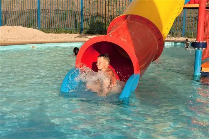aquapark-1823786_1920
