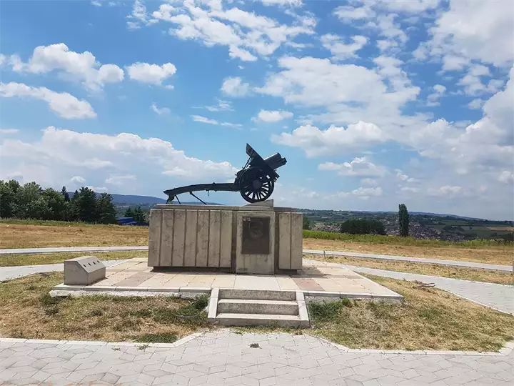 Spomenik na Metinom brdu Nenad Stanojevic