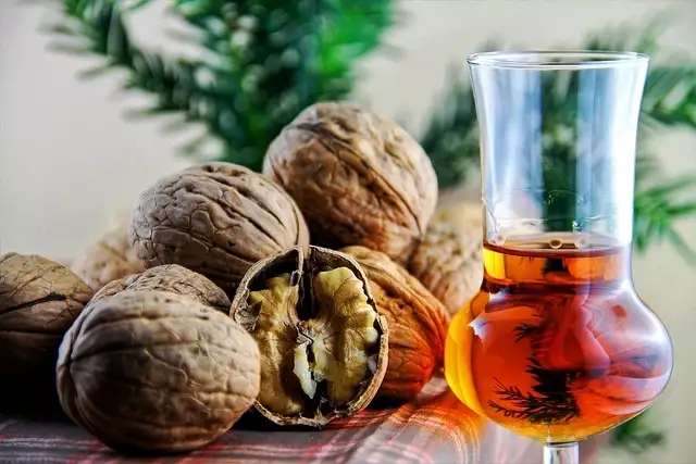 nuts-2837866_640